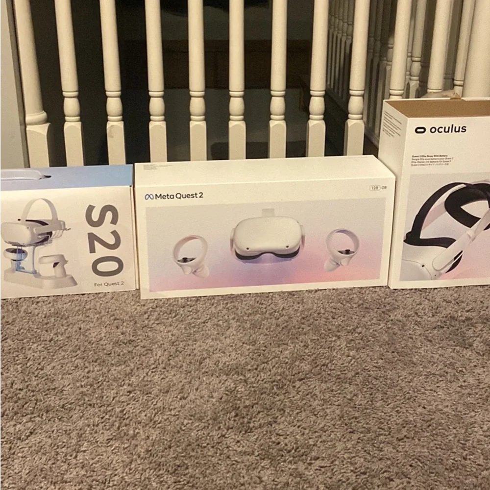 Oculus with 100gb, Oculus charging stand, and elite strap with extended battery